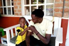 1_moris-mit-grossem-bruder